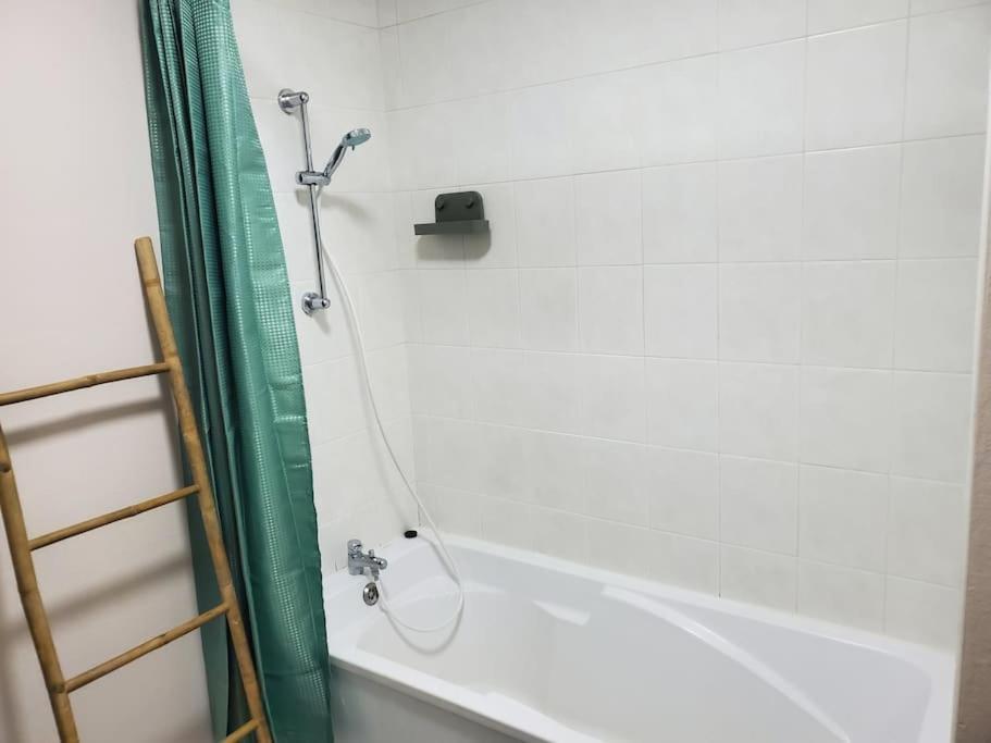 Appartement Moderne En Ville อาร์ม็องติแยร์ ภายนอก รูปภาพ